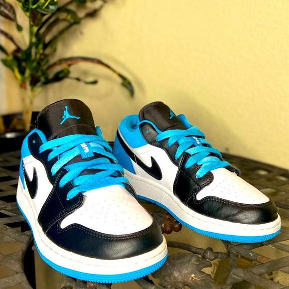 Jordan 1 Low Laser Blue (GS) - Picture 2 of 10